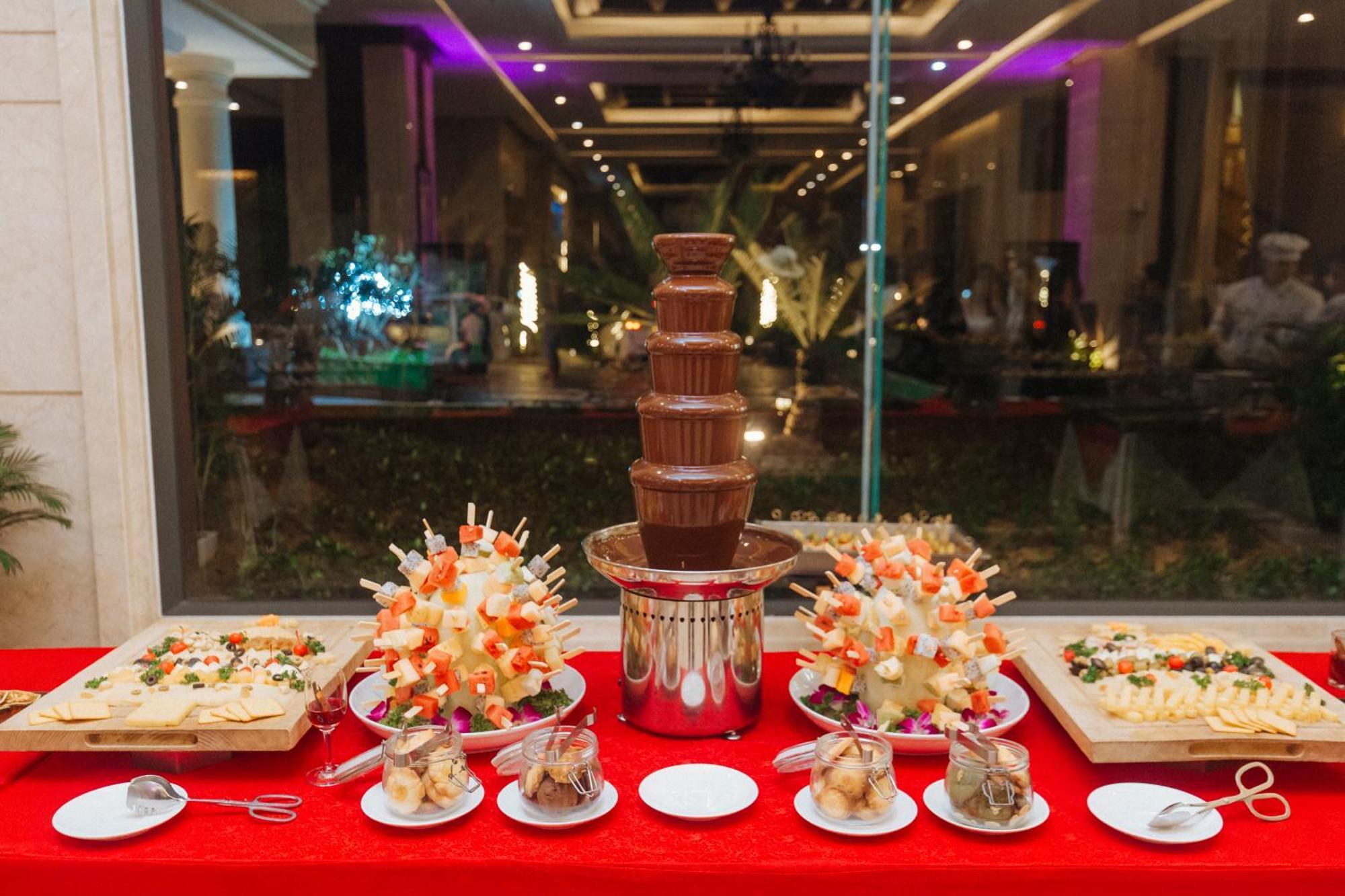 DLG Hotel Danang Luaran gambar A chocolate fountain