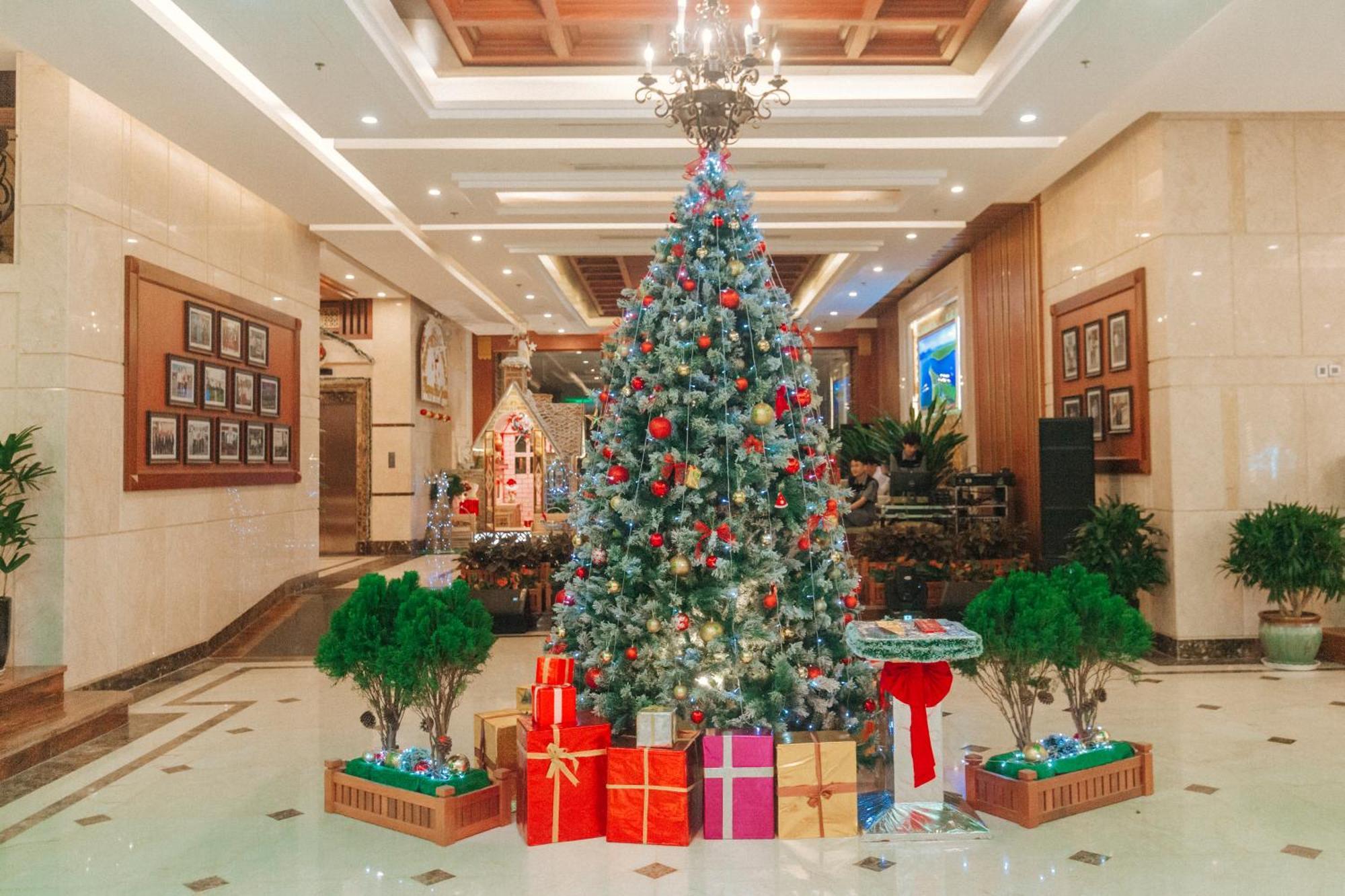 DLG Hotel Danang Luaran gambar Christmas tree at the lobby of a hotel in China