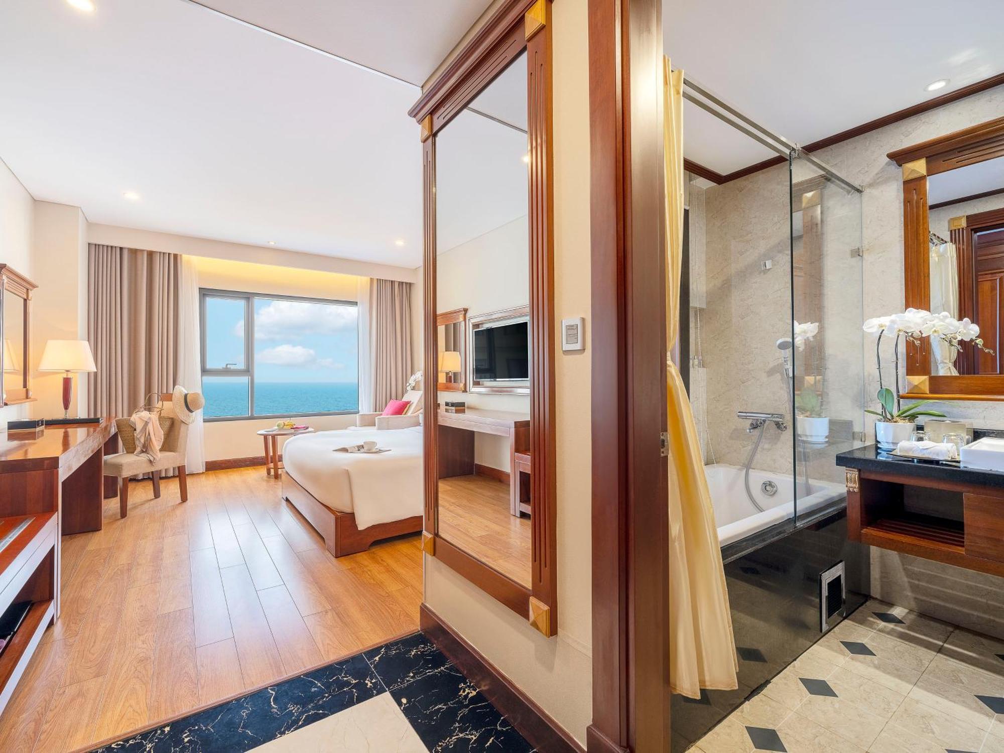 DLG Hotel Danang Luaran gambar Deluxe Ocean View Room