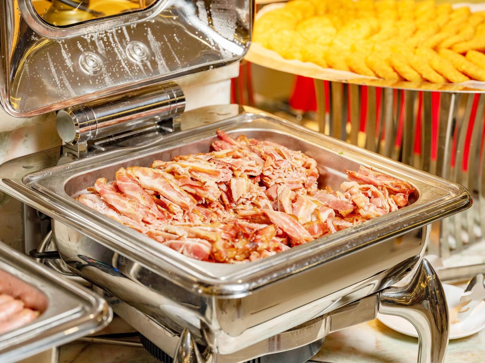 DLG Hotel Danang Luaran gambar Bacon in a chafing dish