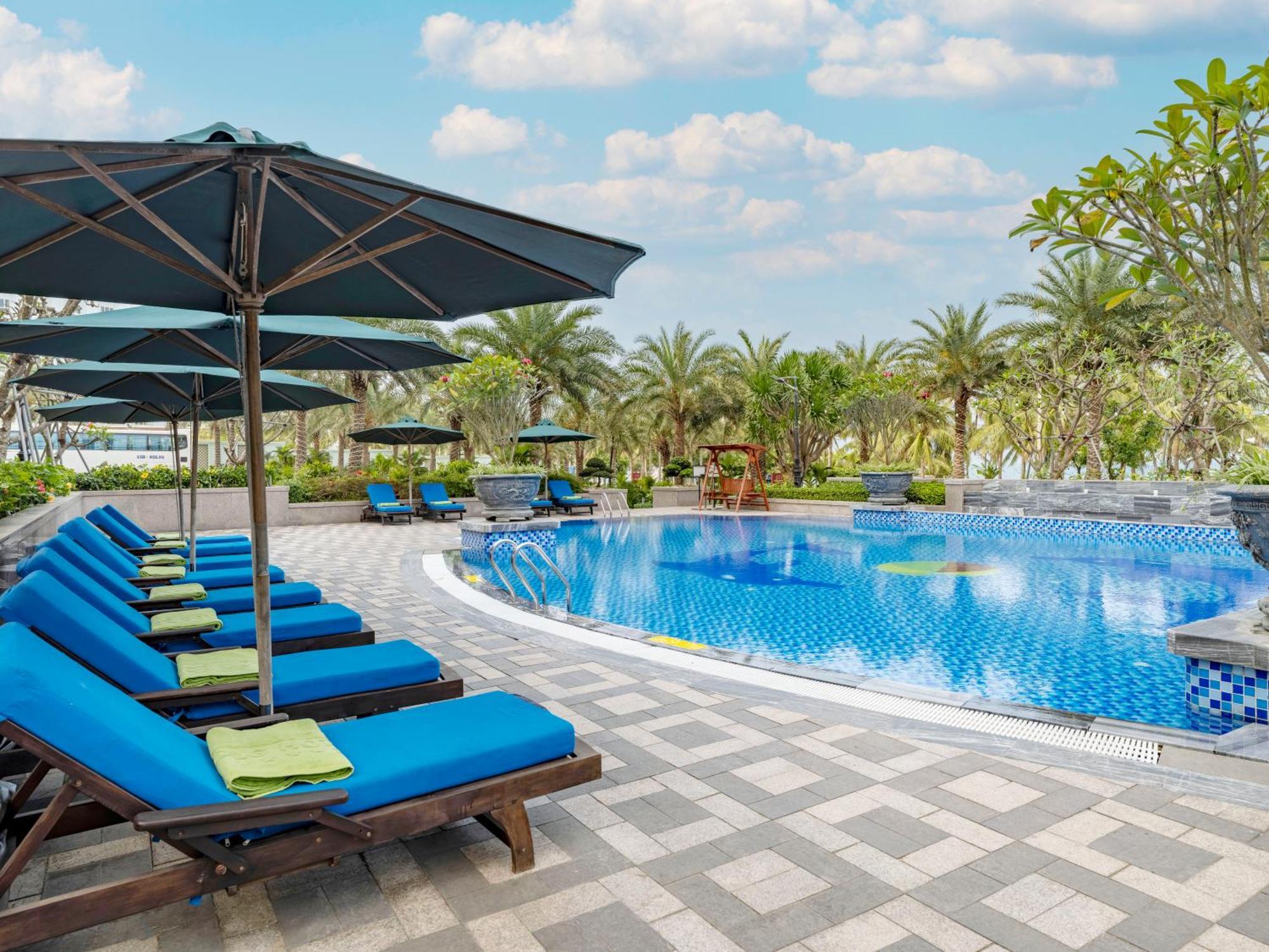 DLG Hotel Danang Luaran gambar Pool at the hotel