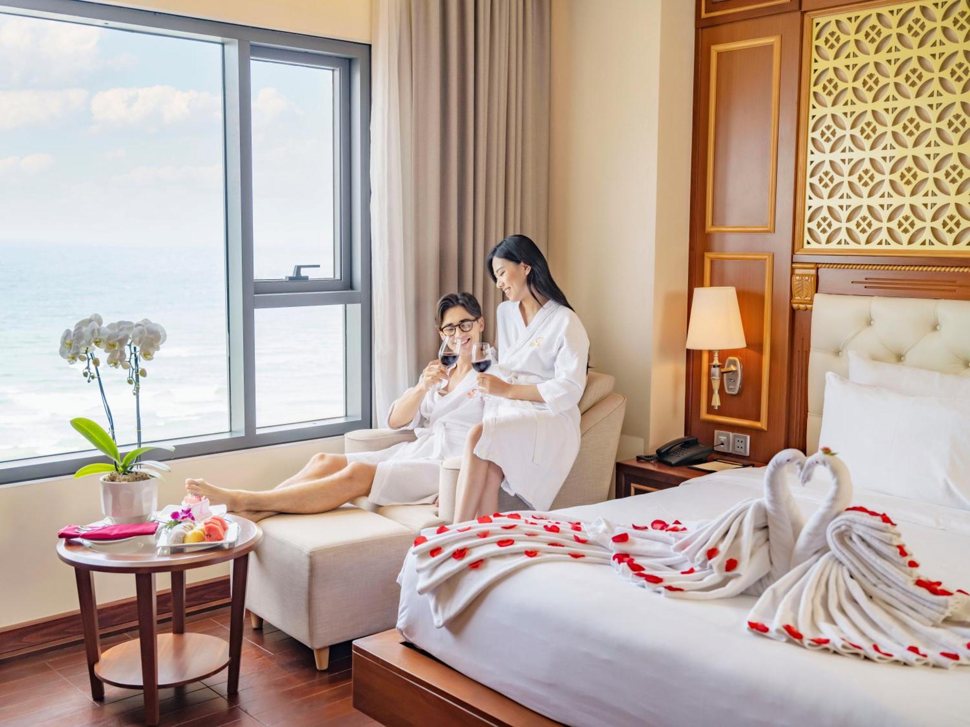 DLG Hotel Danang Luaran gambar A couple in a hotel room