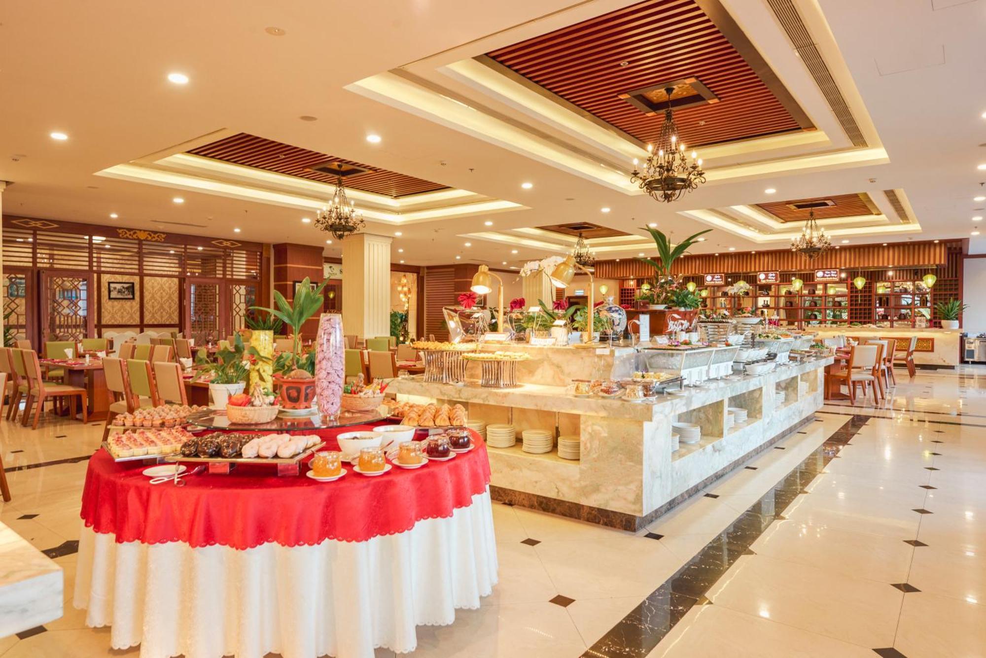 DLG Hotel Danang Luaran gambar The buffet at the hotel