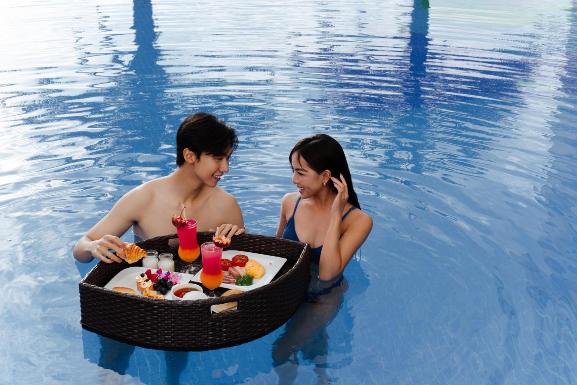 DLG Hotel Danang Luaran gambar Floating breakfast at The Royal
