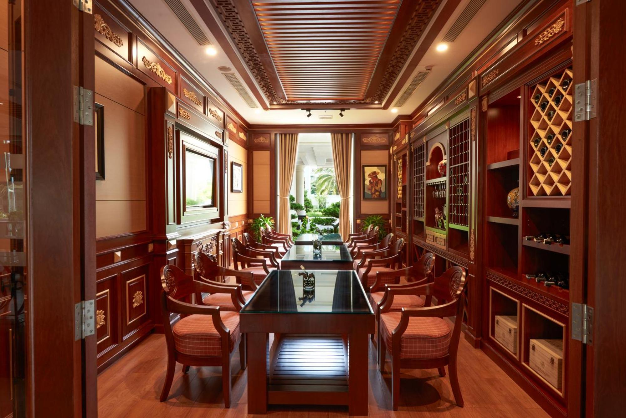 DLG Hotel Danang Luaran gambar A wine tasting room
