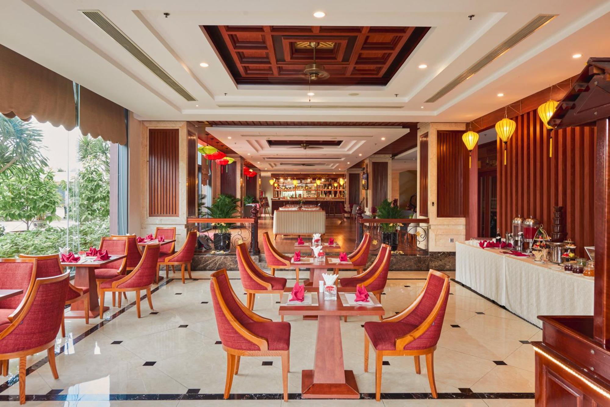 DLG Hotel Danang Luaran gambar The restaurant at the hotel