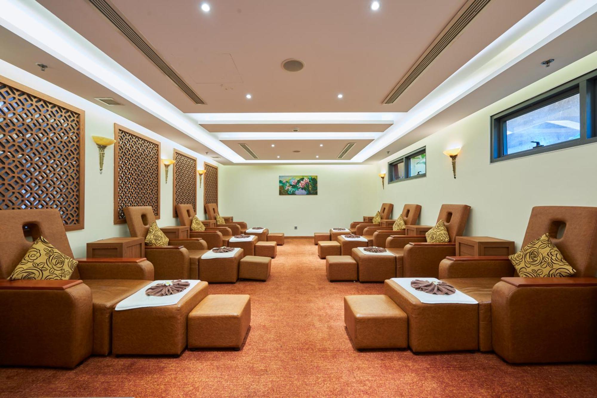 DLG Hotel Danang Luaran gambar A foot massage parlor in China