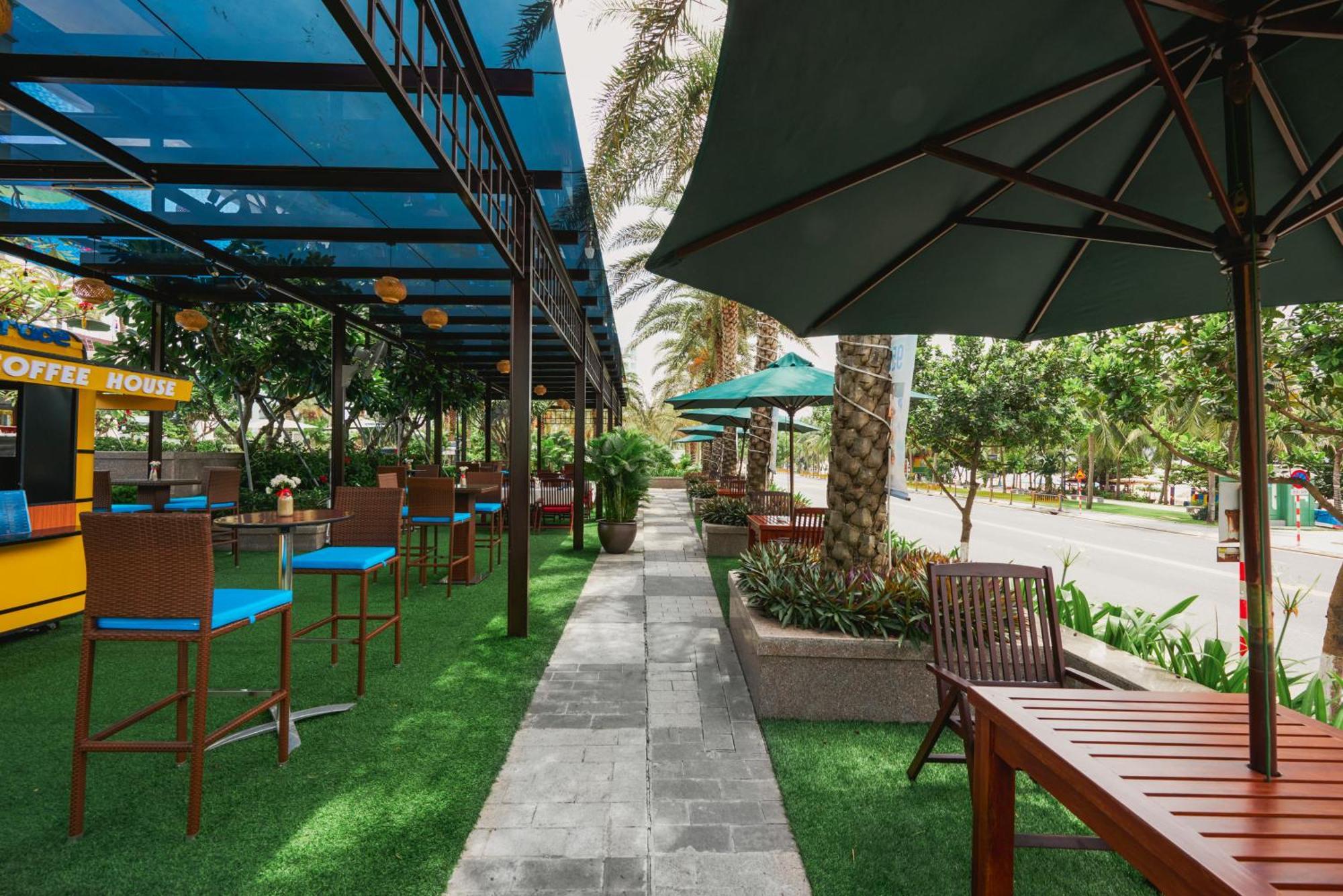 DLG Hotel Danang Luaran gambar The outdoor cafe
